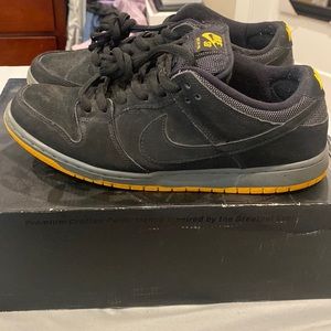 NIKE DUNK LOW PRO - Black /Black/ University Gold